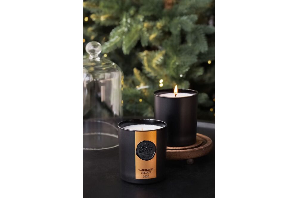Sojų vaško juodo stiklo žvakė "Tabokinis medus" (tamsusis gintarinis medus ir tabakas)